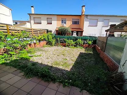 CORÇÀ- CASA EN VENDA AMB CUINA OFFICE, PATI I TERRASSA AL BAIX EMPORDÀ