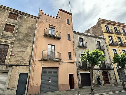 Edifici rústic en venda: Local, dos habitatges i dues terrasses al casc antic de La Bisbal d'Empordà