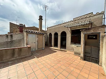 Edifici rústic en venda: Local, dos habitatges i dues terrasses al casc antic de La Bisbal d'Empordà