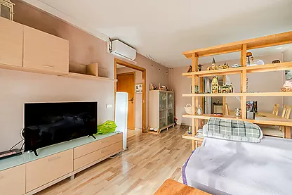 Are you looking for an apartment in Girona capital with a large terrace, balcony and large parking space? Here you have it...