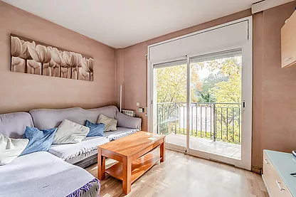 Are you looking for an apartment in Girona capital with a large terrace, balcony and large parking space? Here you have it...