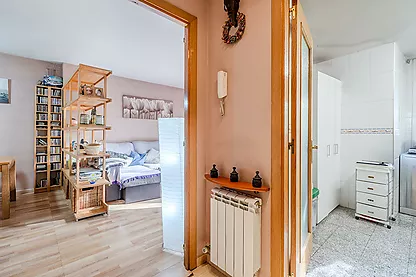 Are you looking for an apartment in Girona capital with a large terrace, balcony and large parking space? Here you have it...