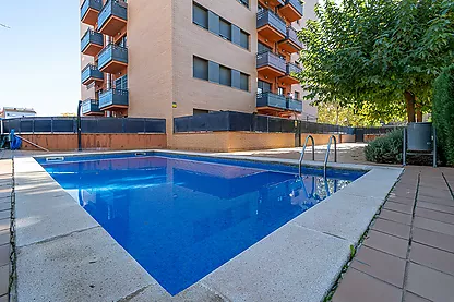 En una de las mejores zonas de Salt, la Maçana nos encontramos con este extraordinario y gran piso esquinero de 4 habitaciones con piscina. Te encanta