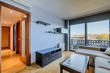 En una de las mejores zonas de Salt, la Maçana nos encontramos con este extraordinario y gran piso esquinero de 4 habitaciones con piscina. Te encanta