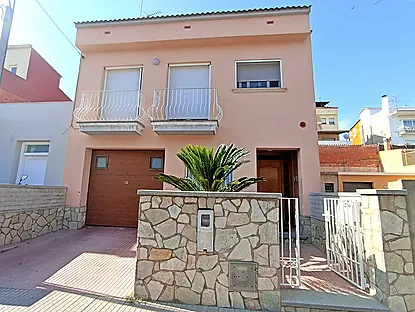 Semi-detached house, with four bedrooms and three bathrooms. APIALIA COSTA BRAVA