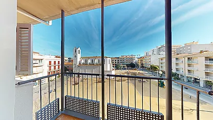 Ático con terraza privada, en segunda línea de mar.